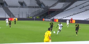 前皇马门神欧冠灾难表现！3分钟2送礼，乌龙助攻 禁区外手球染红