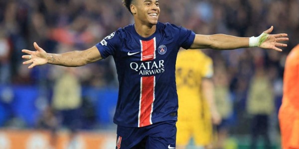 巴黎夺冠，外网沦陷！姆巴佩、梅西被嘲讽，年轻和教练才是关键